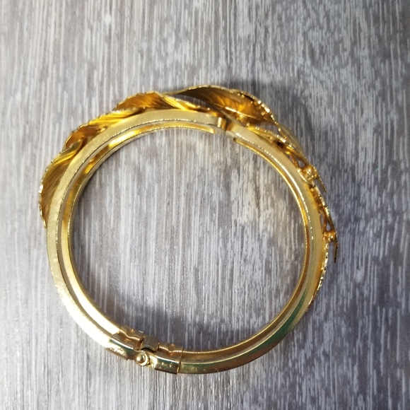 Gold leaves clamper style bracelet - Picture 6 of 8